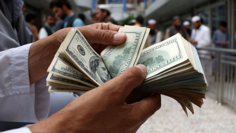 مردم  ترجیح می‌دهند دلار و یورو آنها در زیر بالششان باشد تا بورس و بانک!!