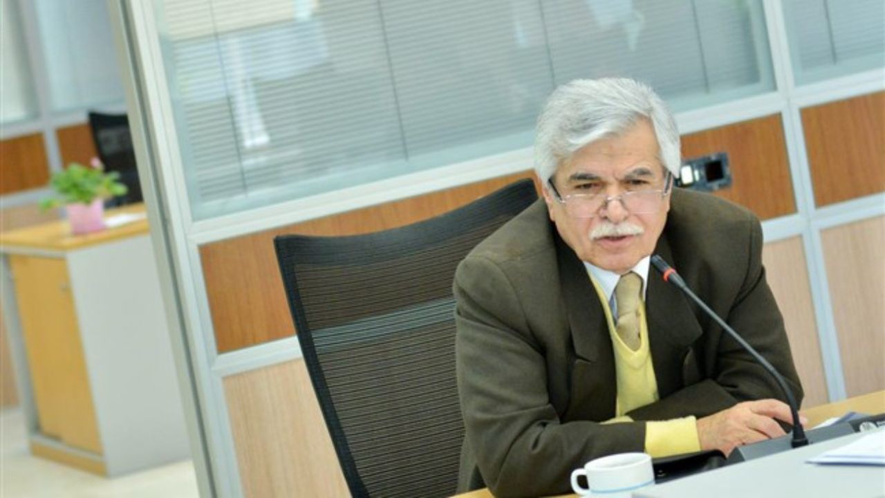 ریال ایران بیش از ۸ هزار برابر کاهش ارزش پیدا کرده است / مافیای بورسی برای فریب مردم اطلاعات غلط منتشر می کنند