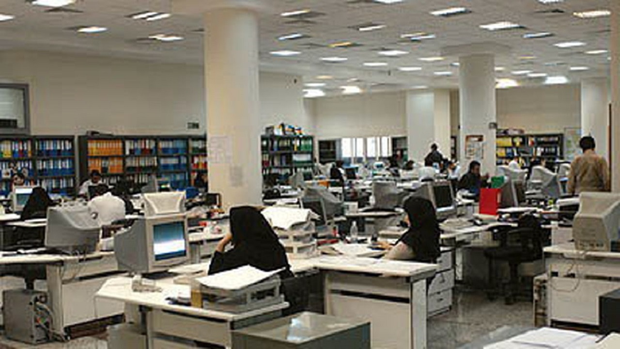 شاغلان بخش دولتی بیشتر کار می کنند یا شاغلان بخش خصوصی؟