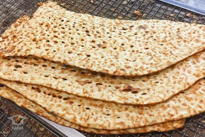 چاقو دسته خود را نمی‌برد! / نانوایان بی هیچ ترسی پول 2 نان را از مردم می گیرند و 1 نان به آنها می دهند!