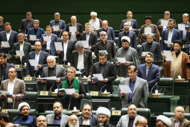 مگر ما نمایندگان چقدر حقوق می گیریم؟ جمع حقوق ما در 4 سال 5 میلیارد می شود!