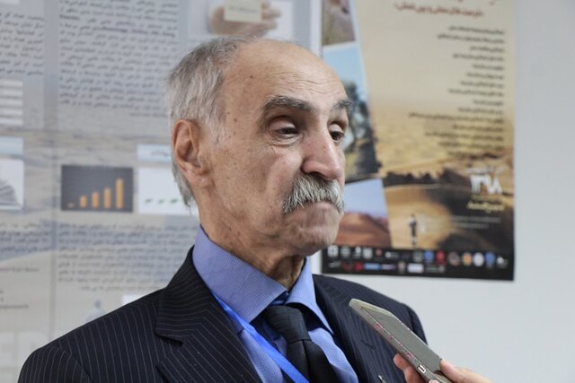 آقاي احمدي‌نژاد که همپايه انيشتين بزرگ بود می خواست تا آخرين درخت جنگل‌هاي هيركاني را قطع کند! / خاك جنگل‌هاي هيركاني را كيلویی 12 هزار تومان فروختند!