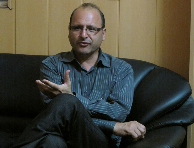 یک دانشجوی پسر به من گفت شما وضعیت اقتصادی من را کمی خوب کن من چادر سر می‌کنم!