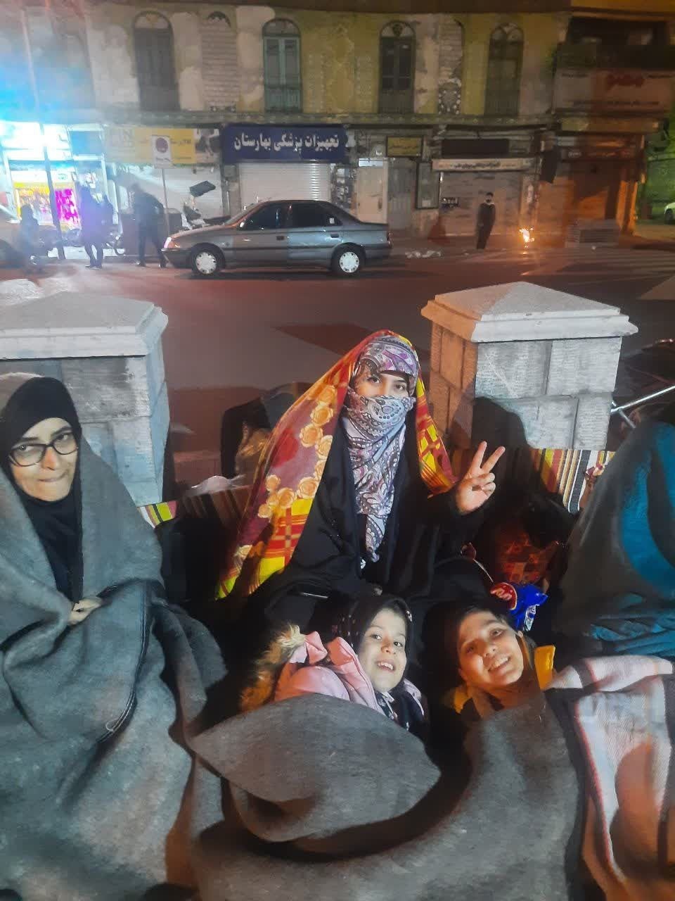 تجمع حامیان مصوبه حجاب در سرمای طاقت‌فرسای یک شب زمستانی / تندروها حتی فرزندانشان را هم قربانی مطالبات سیاسی می کنند؟