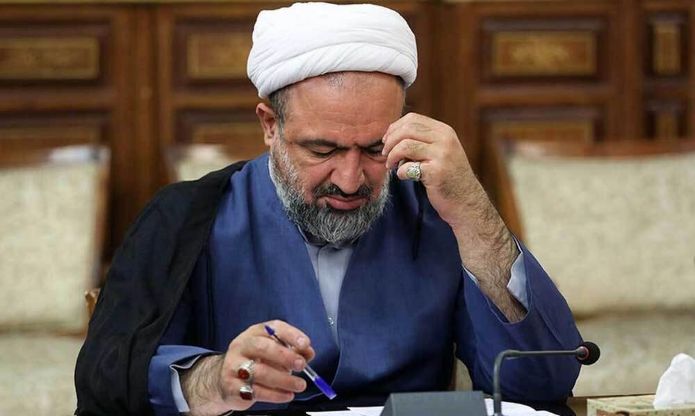 سلیطه‌ها لخت می شوند و روی ماشین پلیس می نشینند، چون می دانند نهایتش به آنها روانی می گویند اما حرفشان به کرسی می نشیند!