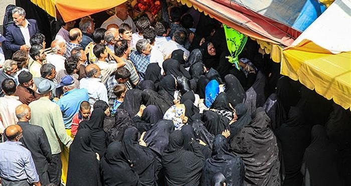 زندگی صفی! / روایت دردناک از مردمی که سهم‌شان از زندگی فقط “ایستادن” است؛ ایستادن در صف دارو، صف گوشت،صف بنزین، صف نان