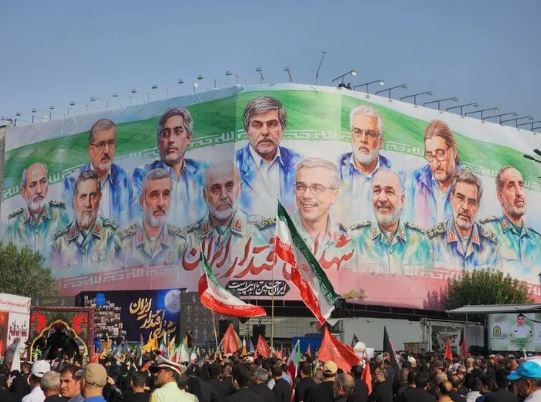 خداحافظی باشکوه ملت با سرداران و دانشمندان شهید / سردار قاآنی و پزشکیان در میان مردم/ تابوت کودکان جلودار کاروان شهدا شد