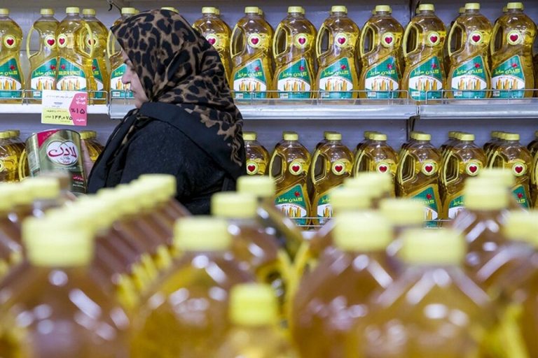 گران فروشی و احتکار روغن در روز روشن! / قفسه‌های روغن در فروشگاه‌های بزرگ خالی است