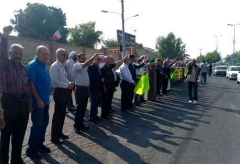 ظلم بزرگ تامین اجتماعی در حق بازنشستگان / معوقات فروردین واریز شد اما حق اولاد از فیش ها حذف شد! / بازنشستگان به خیابان آمدند