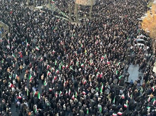 اجتماع مردم تهران و دیگر شهرهای ایران در پی شهادت رهبر انقلاب