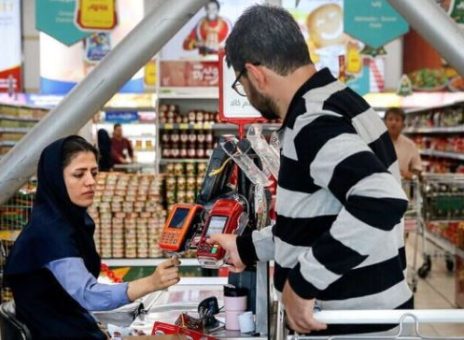 اتفاق عجیب در فروشگاه‌های زنجیره‌ای؛ پنهان کردن نایلون‌ خرید از مشتریان!