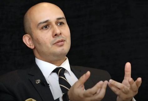 مگر کوروش كمپاني از چشم و آبروي مردم خوشش مي‌آمد كه آیفون ۴۰ميليون توماني را ۲۰ميليون مي‌داد؟