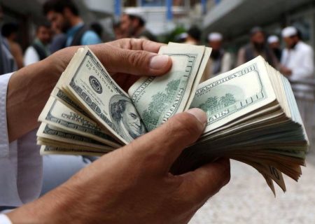 مردم  ترجیح می‌دهند دلار و یورو آنها در زیر بالششان باشد تا بورس و بانک!!