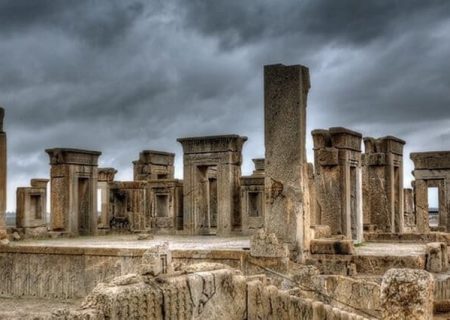 خواهش می کنیم اگر بودجه‌ اضافه آمد به تخت‌جمشید بودجه بدهند!