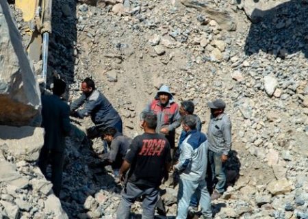 حادثه در معدن شازند / کارگران معدن شازند زیرآوار ماندند