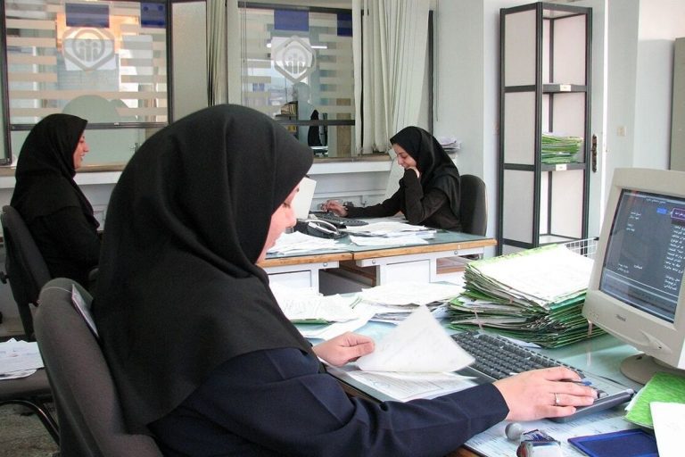 افزایش همزمان نرخ اشتغال و بیکاری زنان / سنگینی مشاغل خدماتی ایران بر دوش زنان