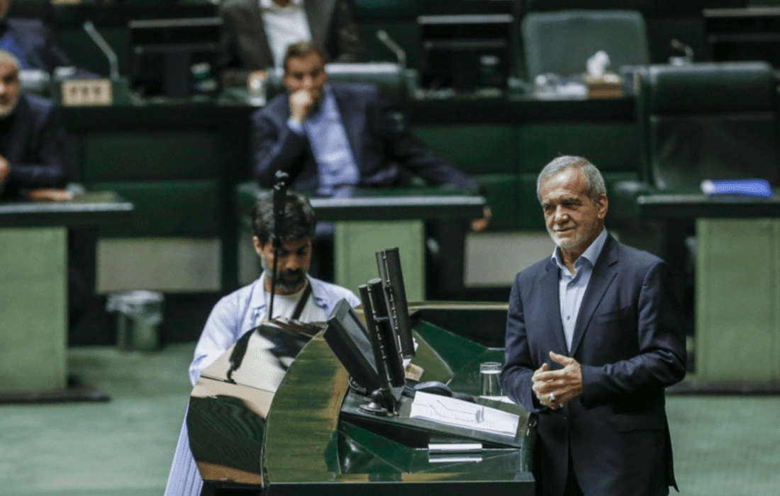 قدرت نمایی به سبک مسعود پزشکیان! / قالیبافی ها در دفاع از کابینه پیشنهادی به صف شدند