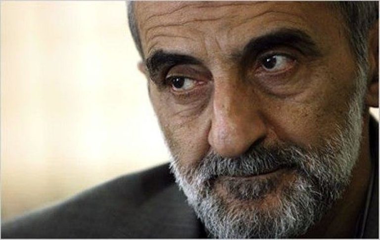 حمله شریعتمداری به اعضای شورای راهبری و مشاوران پزشکیان / کیهان: اینان شتر مجنونند که به کوی لیلی نمی‌روند!