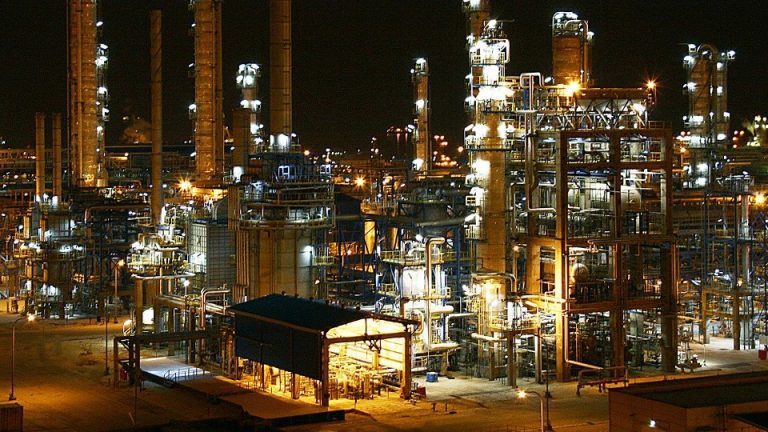 تبعات ناترازی‌های صنعت پتروشیمی برای اقتصاد کشور / جولان دلالان در بازار محصولات پتروشیمی
