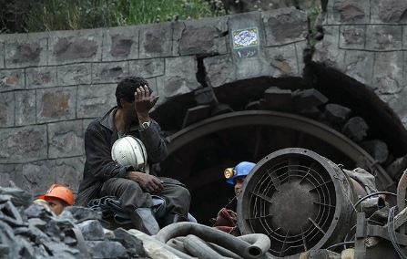 کارگران معدن طبس زیر آوار زغالسنگ، مسئولان زیر آوار سوالات بی‌جواب / ساعت ۹ شب آن همه کارگر در معدن چکار می کردند؟