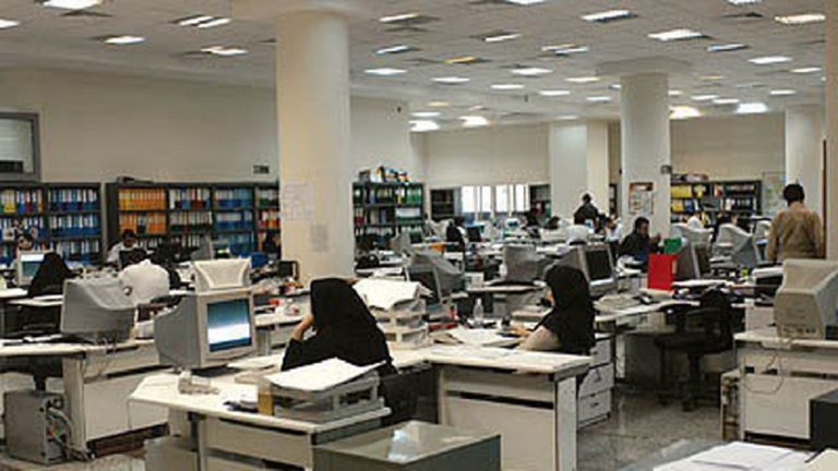 شاغلان بخش دولتی بیشتر کار می کنند یا شاغلان بخش خصوصی؟