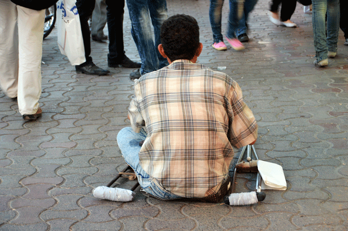 تکدی‌گری در قالب دستفروشی! / گداهایی که کاملا حرفه‌ای شده اند!