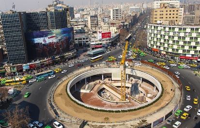 دیوارنگاره عجیب میدان ولیعصر