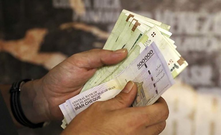 دور باطل تورم و دستمزد / دولت حقوق کارمندان و بازنشستگان را فقط ۲۰ درصد بالا برد؟