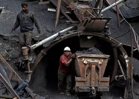 فریز مزدی کارگران معدن باید شکسته شود / پیمانکاران معدن، «حق تونل» کارگران را نمی دهند