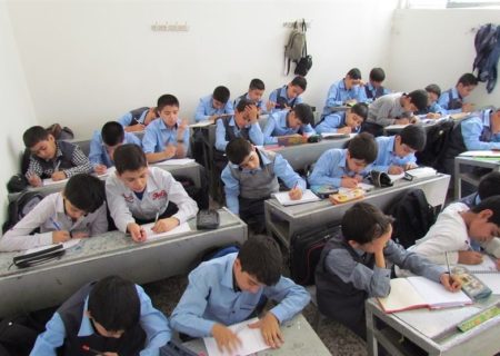در آموزش و پرورش چه خبر است؟ / مدارس دوشیفته شدند، نیمکت‌ها سه نفره!