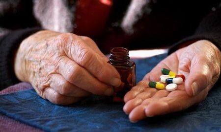 تبعات حذف ارز ترجیحی دارو بر زندگی بازنشستگان / همین حالا هم قیمت برخی داروها 100 درصد افزایش داشته وای به حال وقتی که ارز ترجیحی حذف شود!