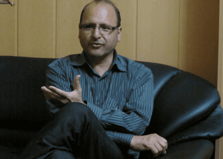 یک دانشجوی پسر به من گفت شما وضعیت اقتصادی من را کمی خوب کن من چادر سر می‌کنم!