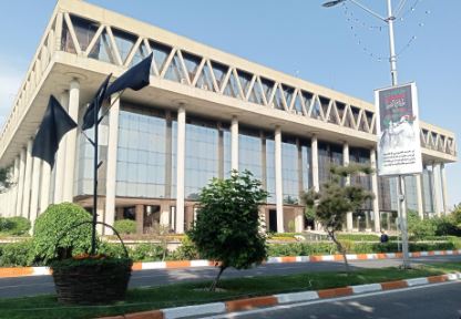 تلاش رسانه ملی برای جذب مخاطب با کشیدن سبیل افراد و اهدای کفن!