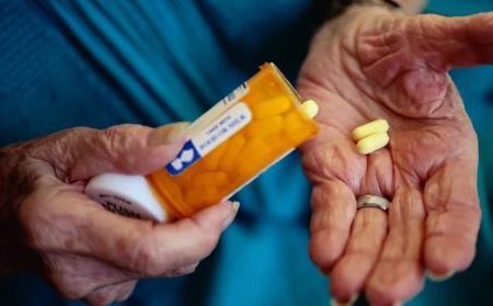 خردشدن استخوان کارگران و بازنشستگان زیر بارِ «گرانی دارو»/ صادقی: صندوق‌های بیمه‌گر زمینگیر شده‌اند