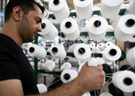 صنعت نساجی در دام بی‌ثباتی / تولیدکنندگان نگران تأمین ارز با قیمت بالا هستند