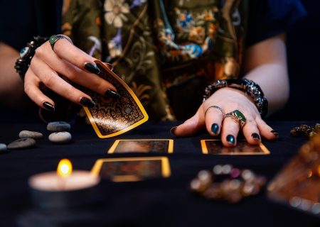 بازار پررونق رمالی آنلاین! / از گرفتن گواهینامه با طلسم و جادو تا رفع لکنت کودک