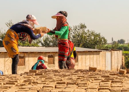استثمار «زنان کارگر» با اضافه کاری های اجباری شب عید / نه خبری از دستمزد درست و حسابی هست نه قوانین حمایتی!