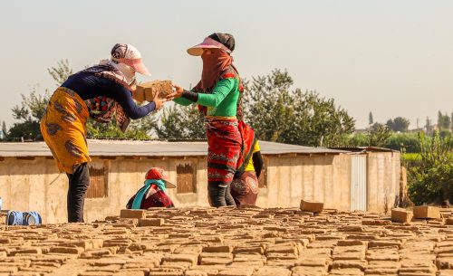 استثمار «زنان کارگر» با اضافه کاری های اجباری شب عید / نه خبری از دستمزد درست و حسابی هست نه قوانین حمایتی!