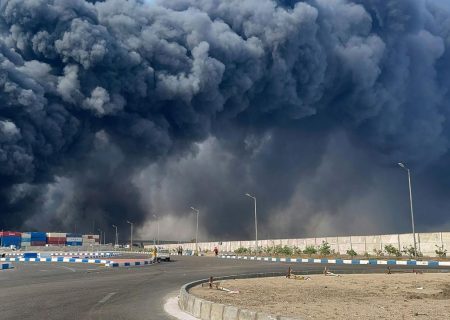 تجارت ایران سکته کرد! / دانشمند: در انفجار بندر شهید رجایی قابل قبول نیست که کشتی و ترمینال و گمرک همه سرشان کلاه رفته باشد