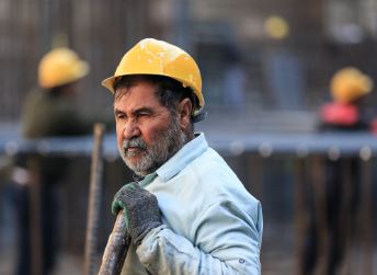 چرا اجازه می‌دهند بیگاری‌کِشان حق کارگران را بخورند؟ / یک وزیر یا نماینده مجلس می‌تواند با ماهی ۱۵ میلیون تومان حقوق زندگی کند؟