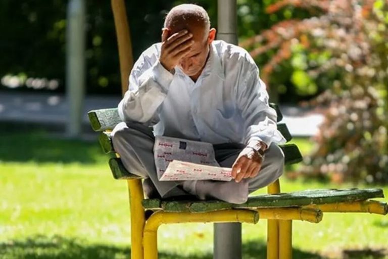 خبر ناراحت‌کننده برای بازنشستگان تامین اجتماعی؛ باز هم حقوق ها ۱۰ روز دیرتر واریز می شود