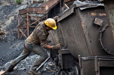 کارگران قربانی رفتار سلیقه‌ای تامین اجتماعی / دریافت سنواتِ ارفاقی برای مشاغل سخت و زیان‌آور دردسر شد