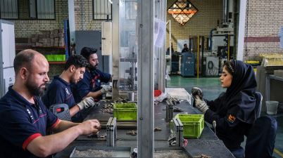 بازار کار ایران در قرق مردان / زنان به حاشیه رفتند