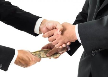 ماجرای اهدای ۲۸۰۰ کارت هدیه به مسئولان چه بود؟ / «۱۴ میلیارد تومان» زندگی چند ایرانی را می توانست زیر و رو کند؟ / صمصامی: این حجم از فساد احتمالی، صرفاً نوک کوه یخ است