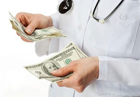 بدعت عجیب برخی از پزشکان برای درمان بیماران؛ دریافت سکه و دلار به جای پول!