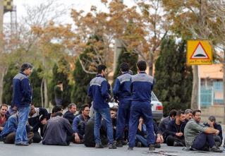 وضعیت کارگران و کارگاه‌های تولید در دوران پساجنگ / یک فعال صنفی: دولت فقط تماشاگر نباشد