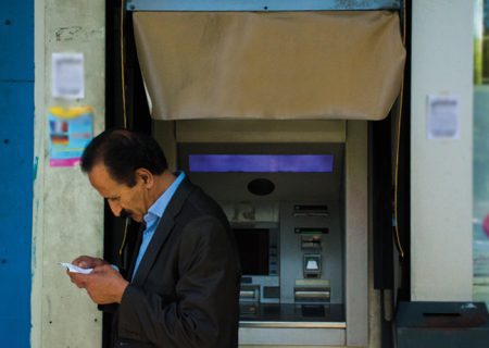 آقای وزیر! کارگران و بازنشستگان با سیلی صورت خود را سرخ نگه می‌دارند / وزارت کار سکوت کرده است