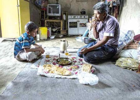 دلار دولتی برای یک‌درصدی‌ها/ دستمزد روزانه کارگران پول ۷ نان سنگک خشخاشی‌ست! / سیاست‌های انقباضی دولت، سفره‌های فرودستان را جاروب کرد