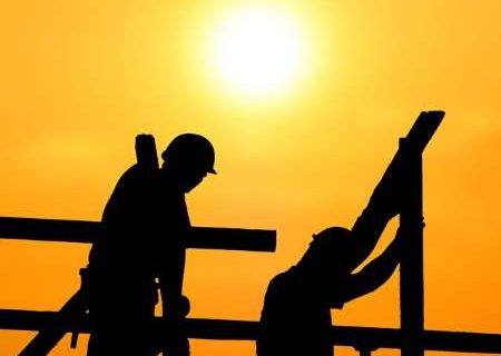 مرگ کارگران زیر تیغ آفتاب / کارفرمایان به گرمازدگی کارگران اهمیت نمی دهند؟