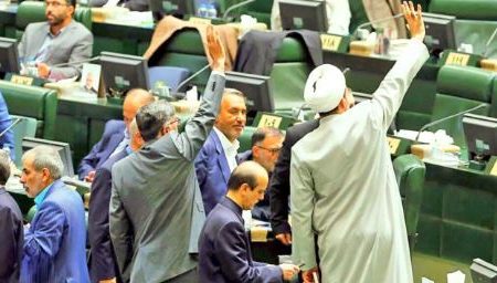 پزشکیان توسط تندروها تهدید به شکایت شد